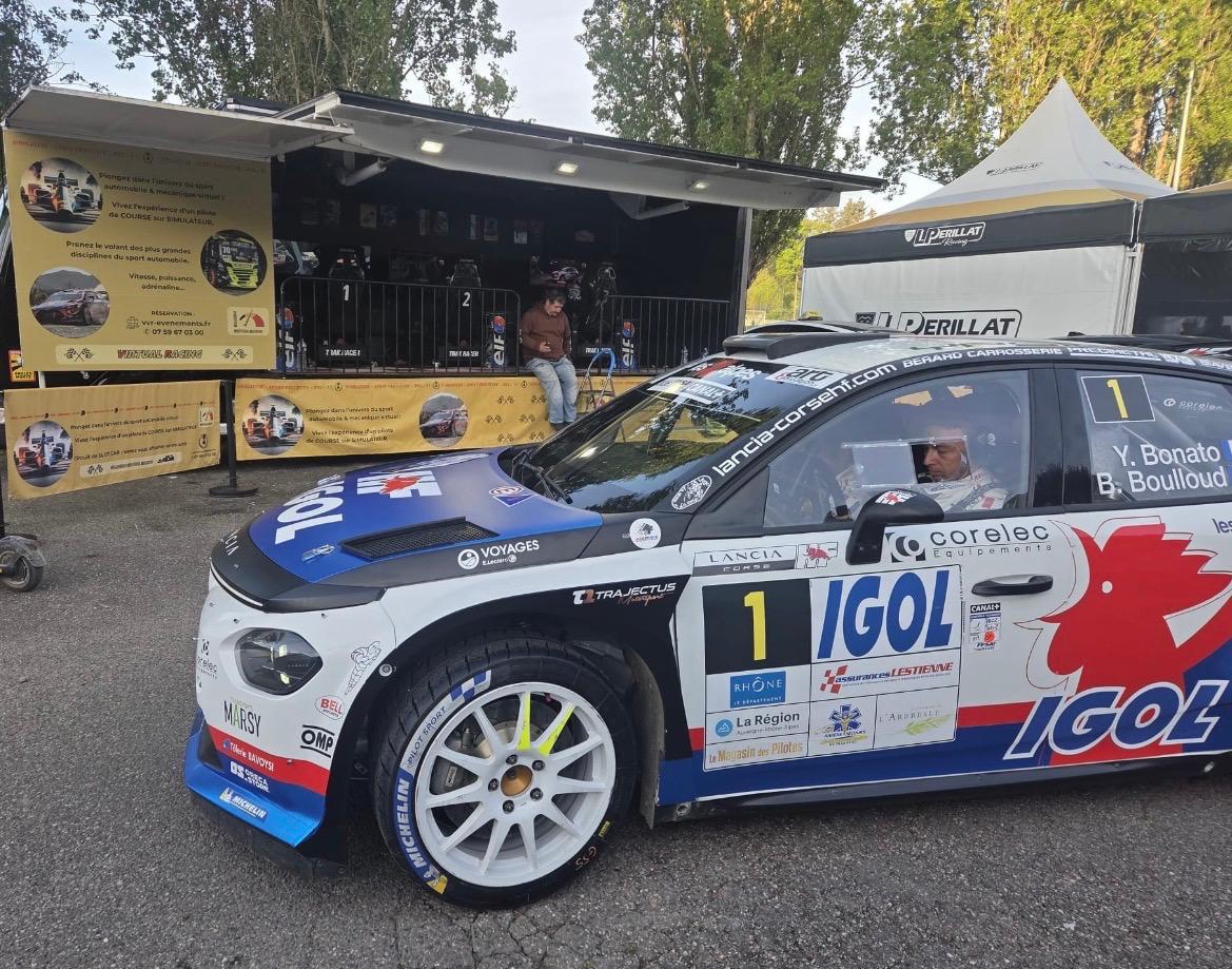 Pilote concentré dans le simulateur lors d'une session