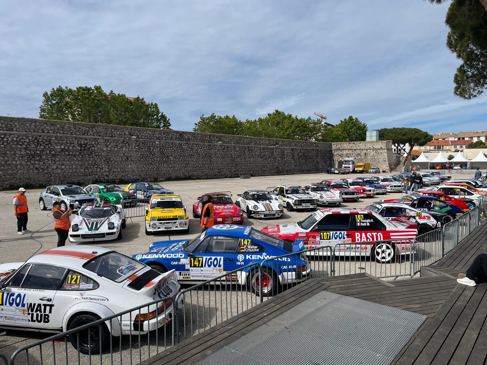 Stand VVR sur un événement motorsport, ambiance paddock