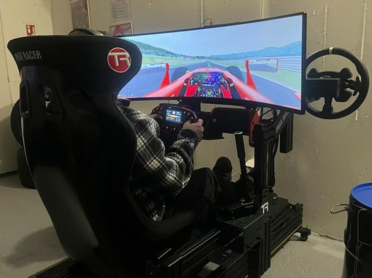 Pilote dans le simulateur de course, vue de côté, équipement professionnel