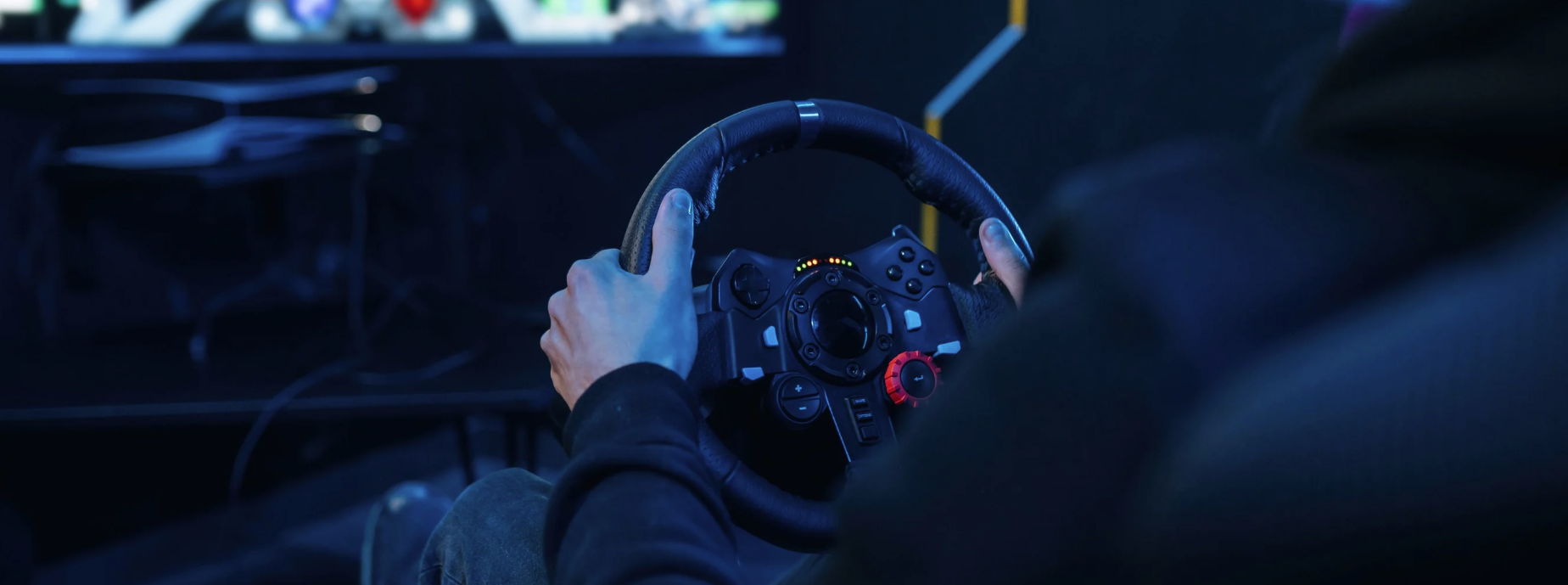 Vue intérieure d'un simulateur de course automobile avec volant et écran